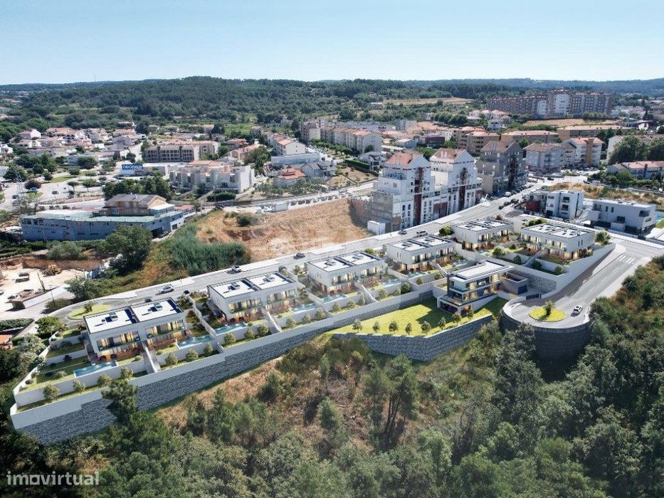 Moradia T4 de 3 Frentes com 2 Andares e Piscina em Lote de 639,30m2