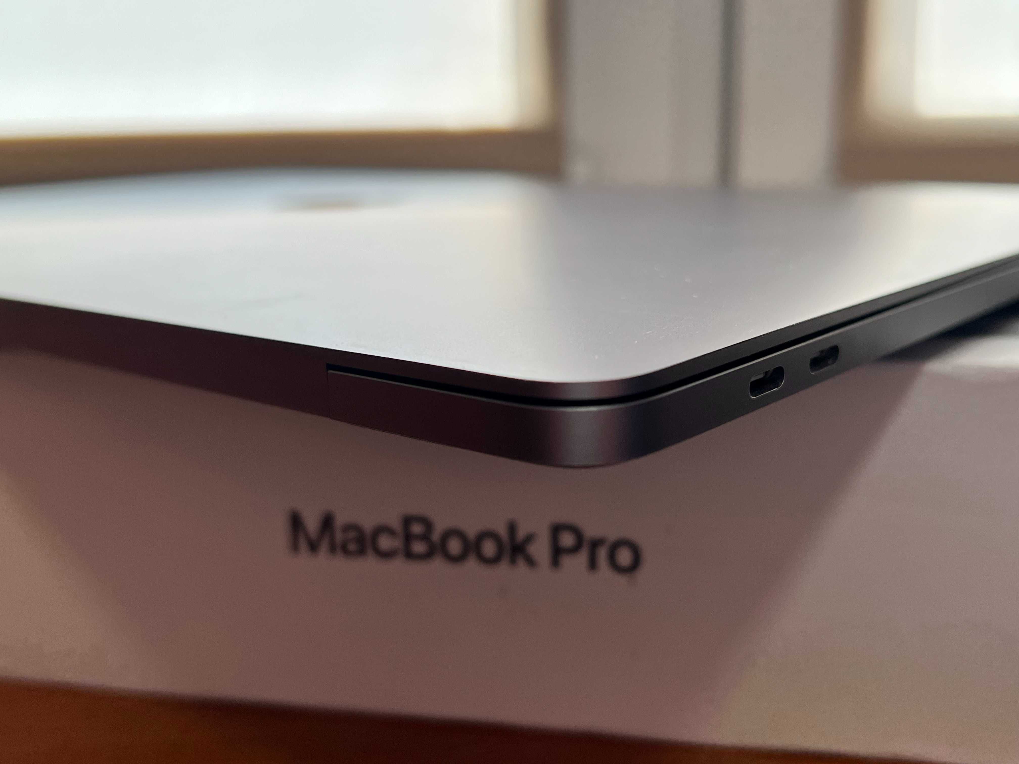 MACBOOK PRO 16" A2141 i9 2,3GHz 2019r