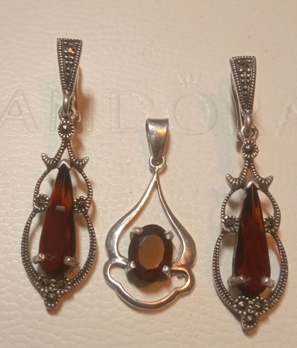 Продам в коллекцию серебряные серьги с гранатом глубокий винтаж