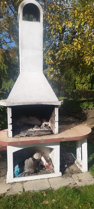 gril ogrodowy z mozliwoscia wedzenia