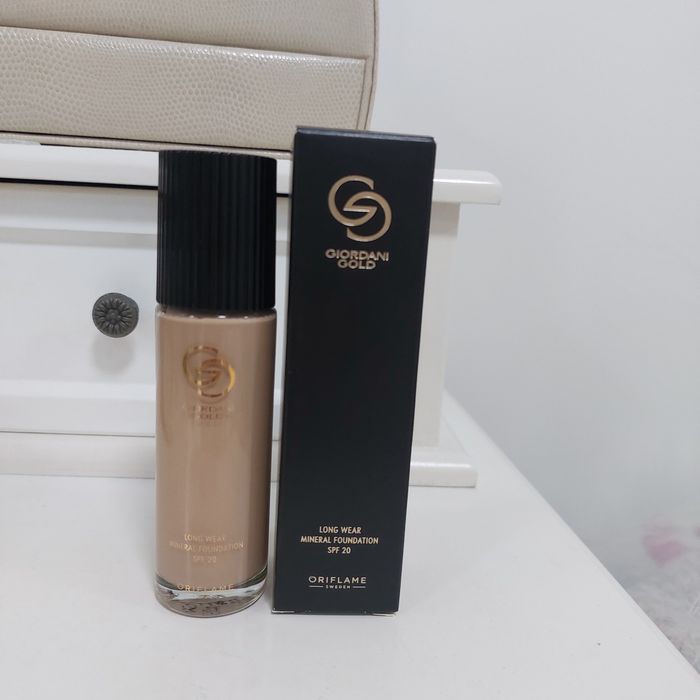 Trwały podkład mineralny Giordani Gold Oriflame natural beige