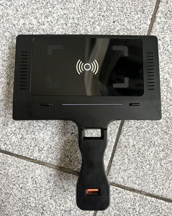 Кастомне безпровідне зарядний пристрій QI Qinetiq для BMW 3 серії