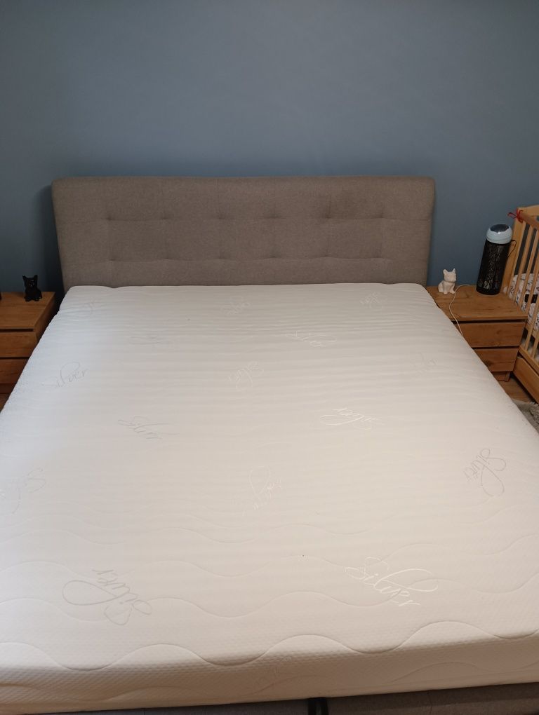 Łóżko sypialniane wraz z materacem