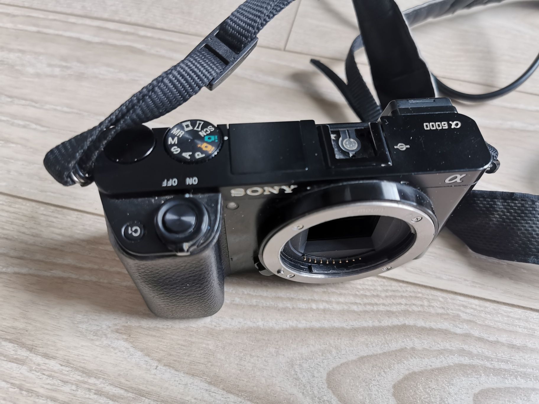 Sony Alpha A6000 plus kilka obiektywów i dodatków