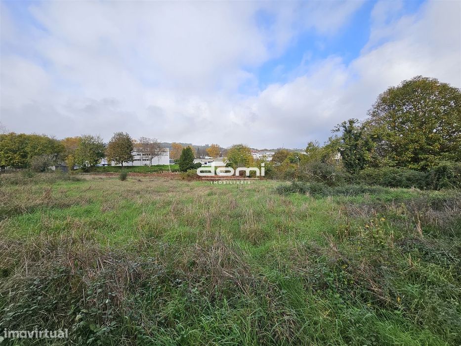 Terreno de 3.155m² para construção no centro de São Pedro do Sul