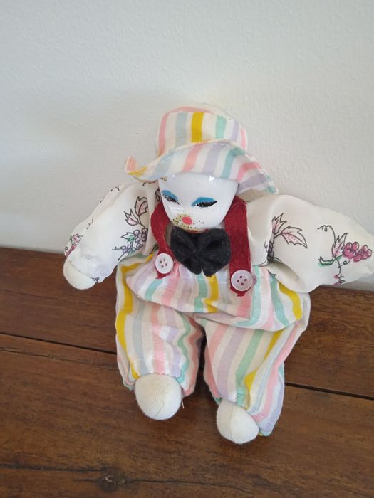 Bonecos em porcelana.