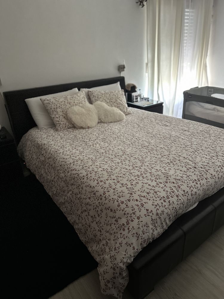 Cama com mesas de cabeçeira