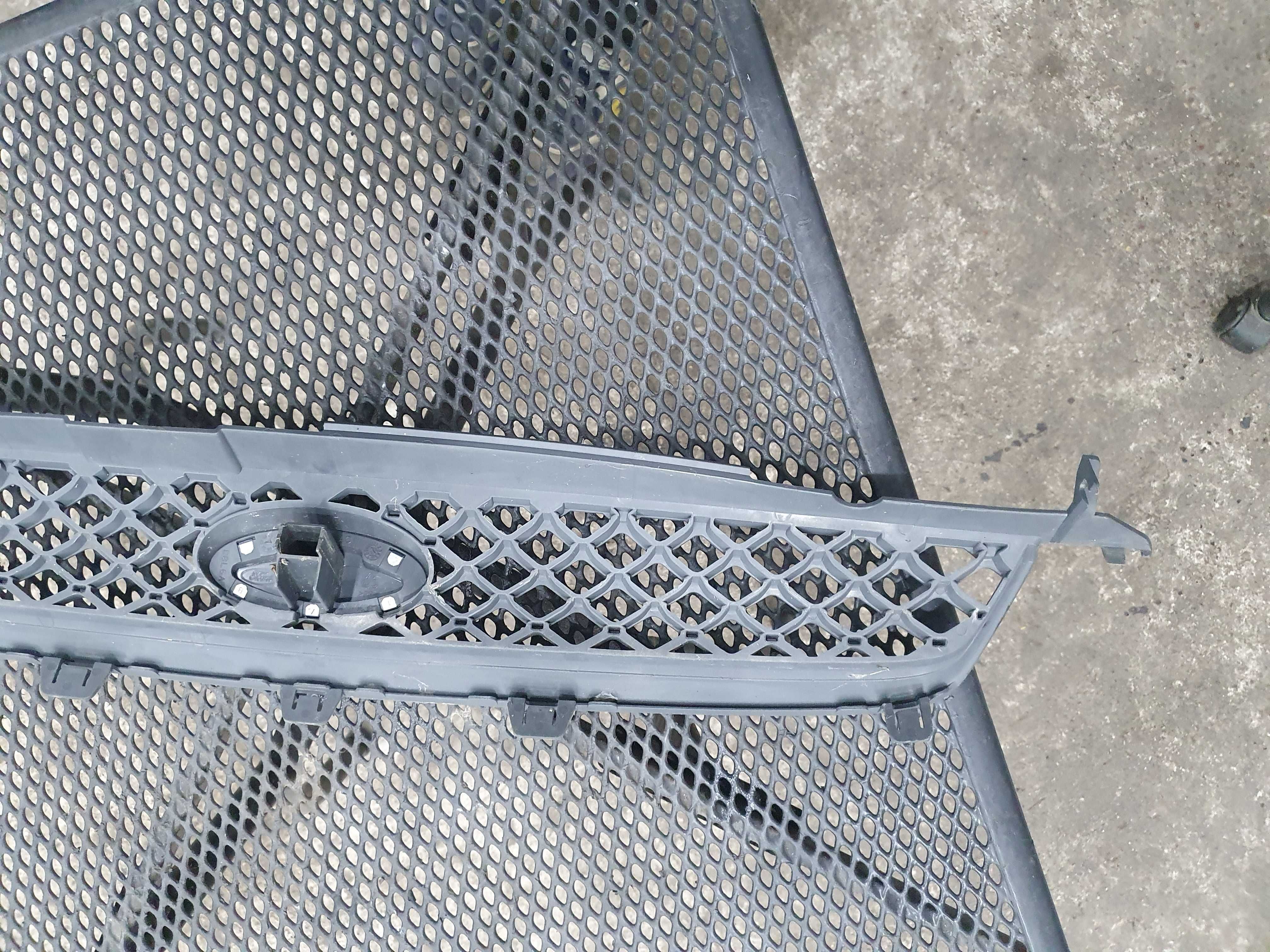 Grill atrapa znaczek Ford Fiesta mk6 lift oryginal