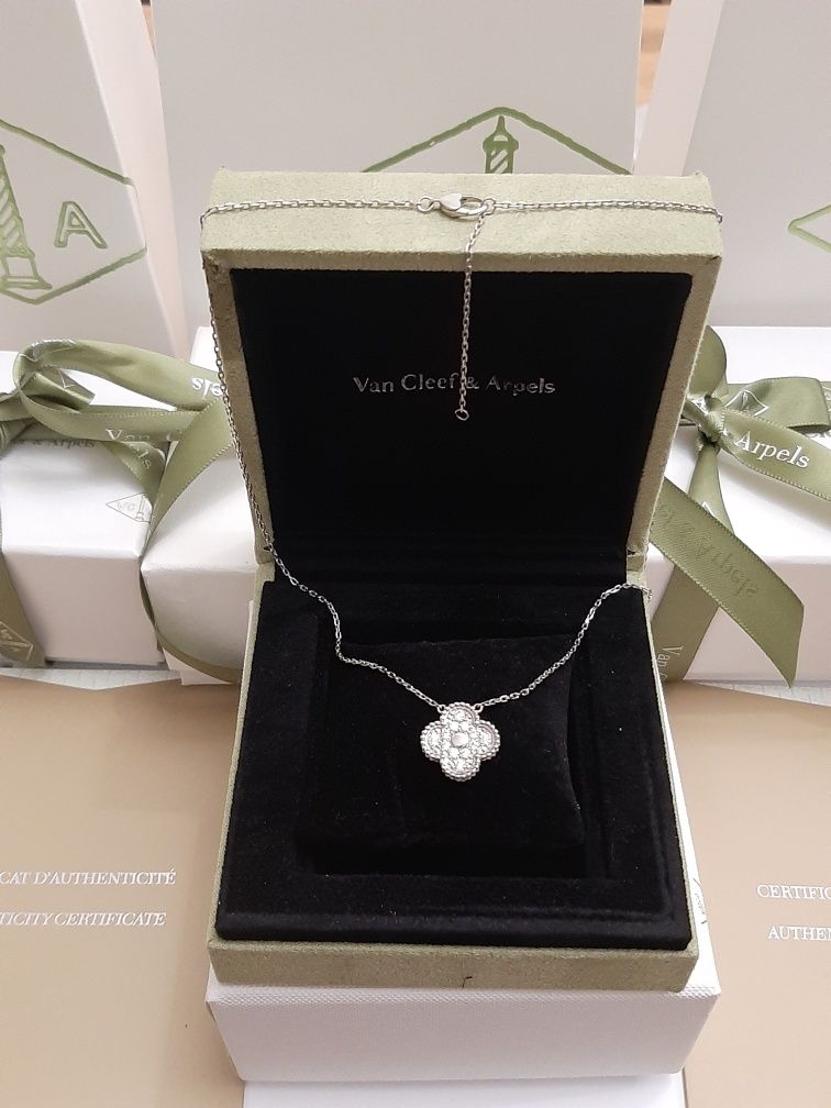 Золотое колье с бриллиантами Van CLEEF
