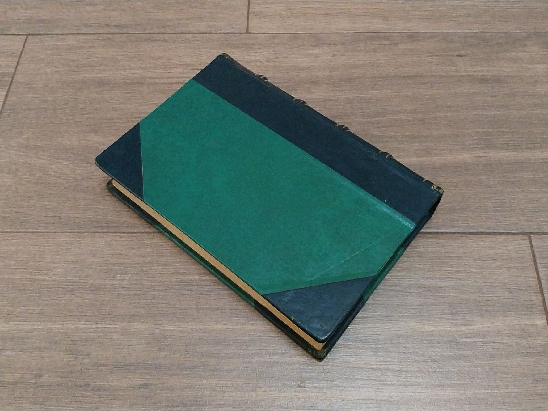 Livro antigo "Poesias completas" de António Gedeão