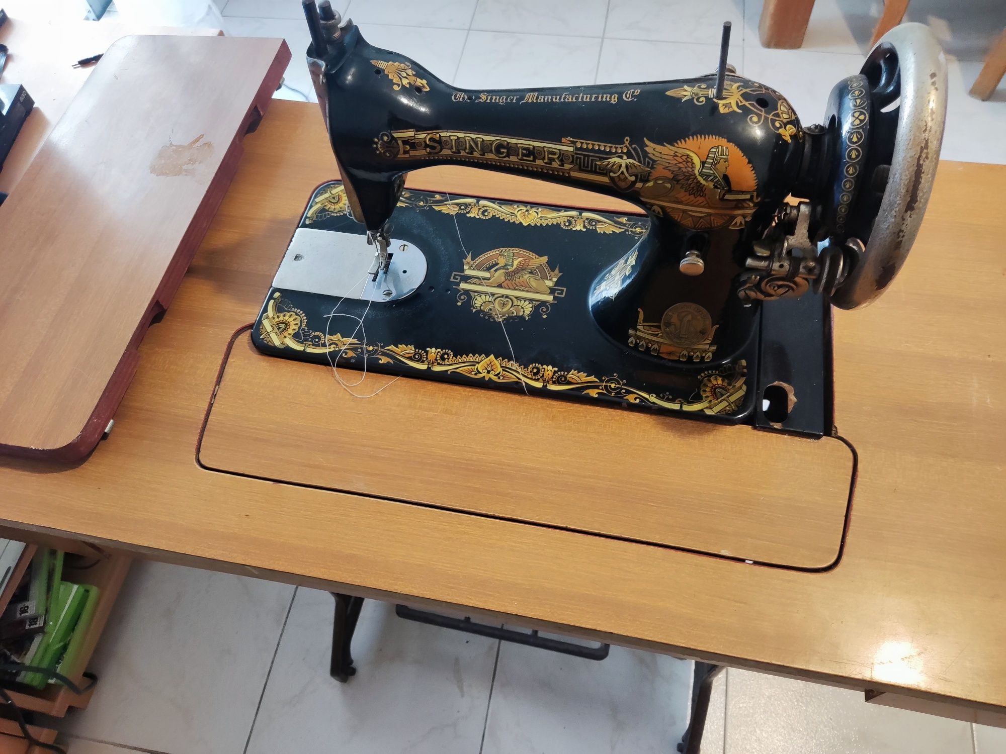Maquina Singer Antiga com Móvel