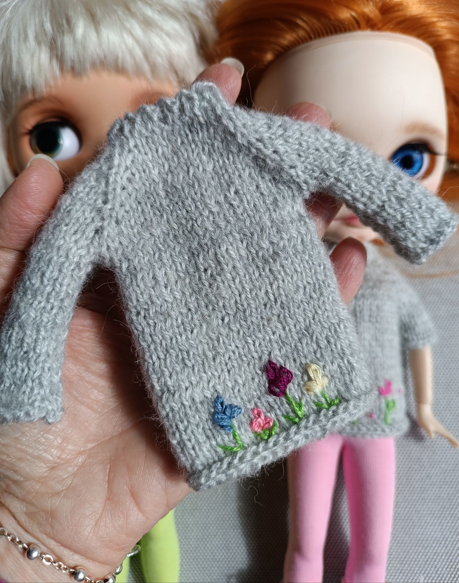 Sweterek z haftem dla lalki Blythe