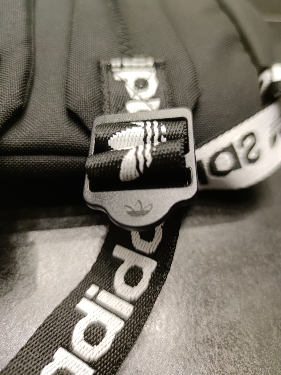 Plecak Adidas Trefoil z markowymi haftowanymi taśmami. Nowy 50złTANIEJ