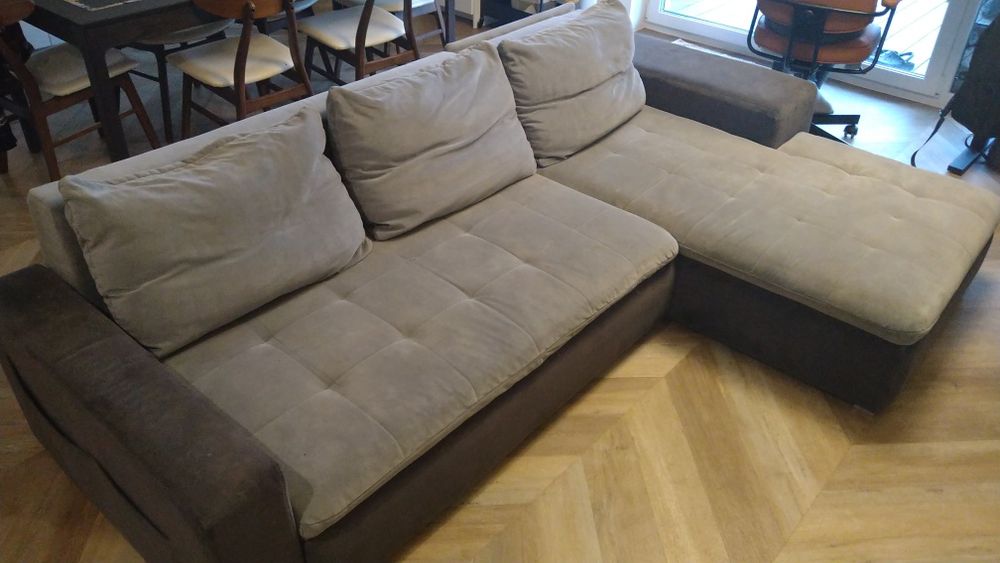 Narożnik z funkcją spania + dwie pufy