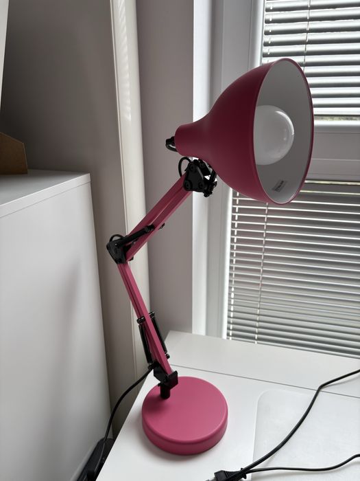 Rozowa lampka biurkowa