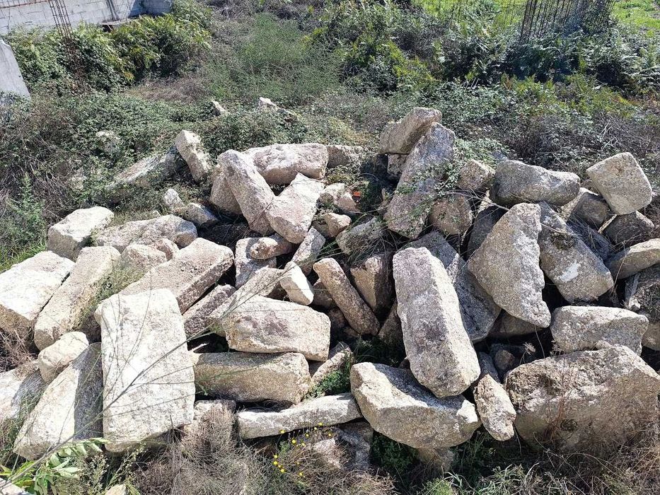 Pedra com boas faces para construção de muros ou casa (Tebosa, Braga)