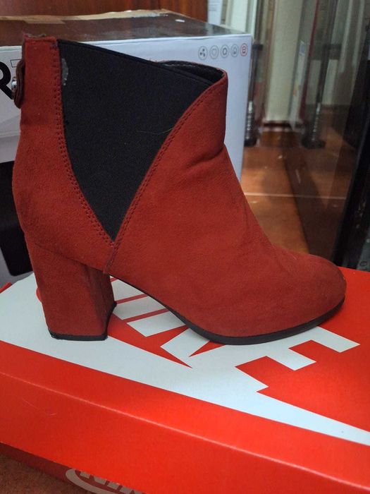 Botas de Salto Vermelhas