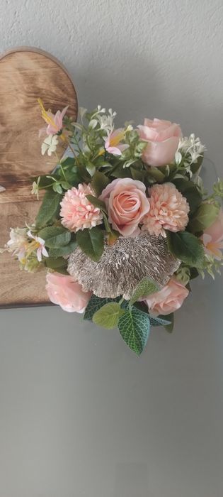 Piękna kompozycja na grób stroik na drewnie