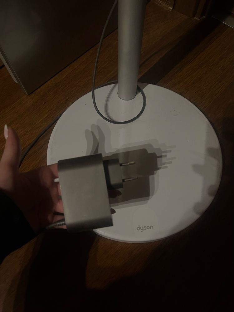 Stacja dokująca / stojak do odkurzacza Dyson.
