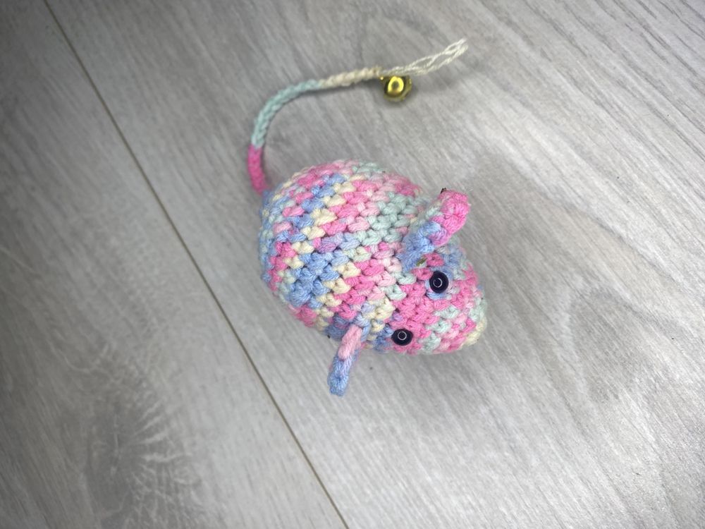 Szydełkowa zabawka dla kota z walerianą – myszka