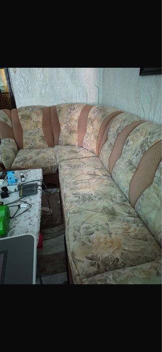 Диван кутовий в средньому стані )чистенький)плям немае)