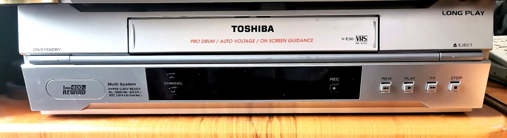 Відеомагнітофон Toshiba V-E30