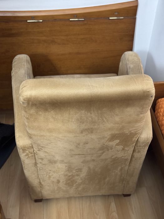 Cadeirão em tecido nobuck — confortável e elegante