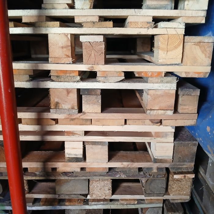 Palety drewniane  zwykle  80 x 120.