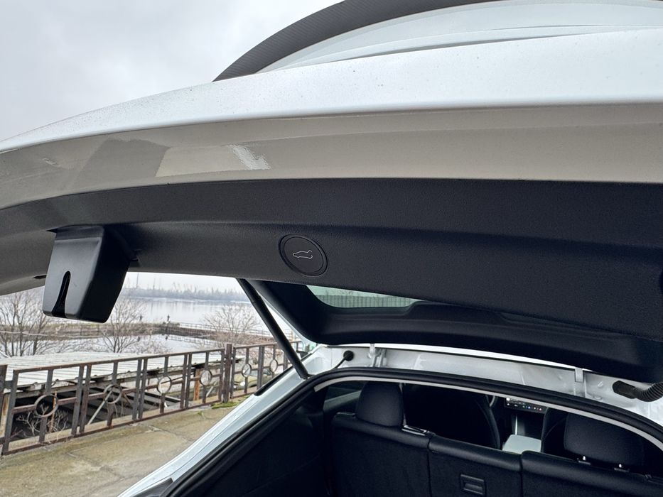 Tesla y, в гарному стані