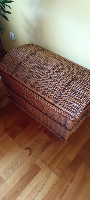 Duży kosz wiklinowy.