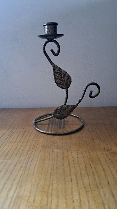 Świecznik metalowy metaloplastyka  22cm wysokosci