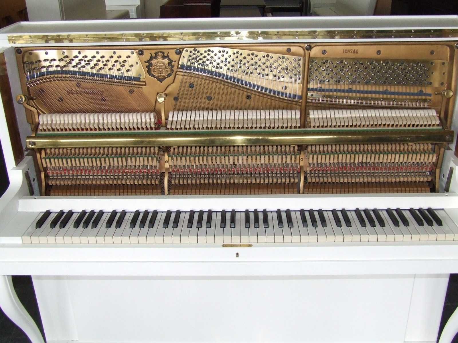 Pianino Bluthner, po renowacji, białe