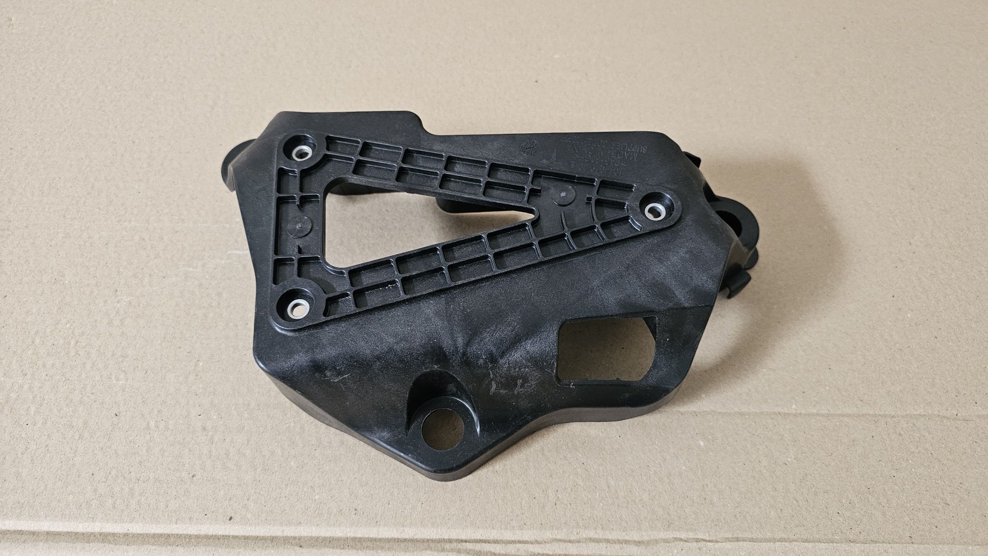 Кріплення опори фари Tesla Model S 2022+ Plaid
1643511-00-A
16435