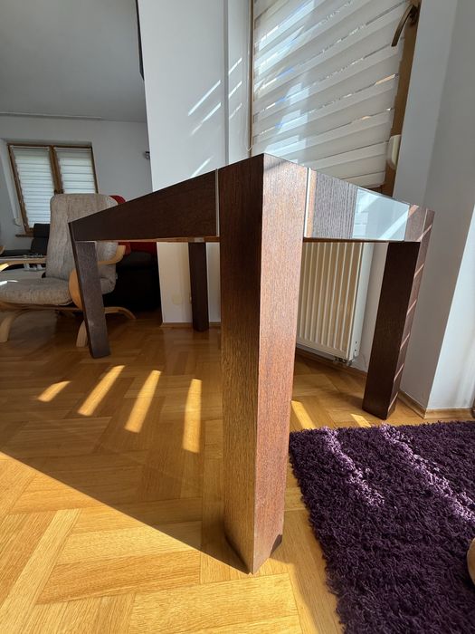 Drewniany stół ze szklem