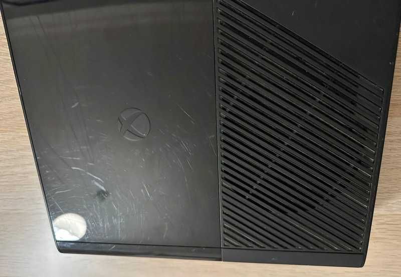 Xbox 360 Slim (C/Comando & Cabos)
