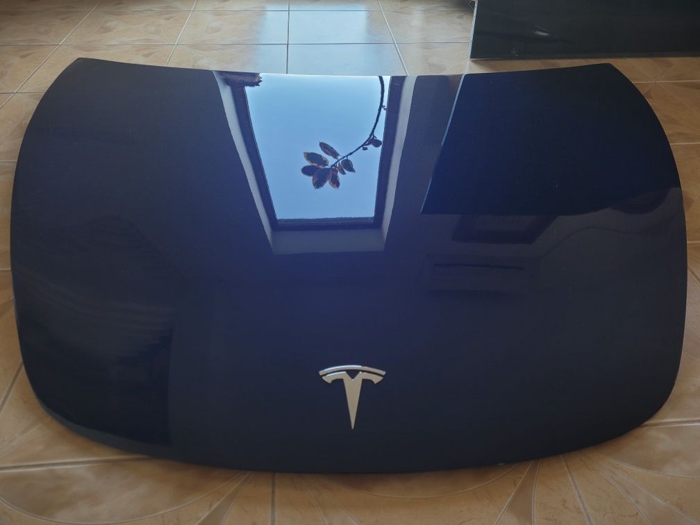 Капот Tesla Model 3