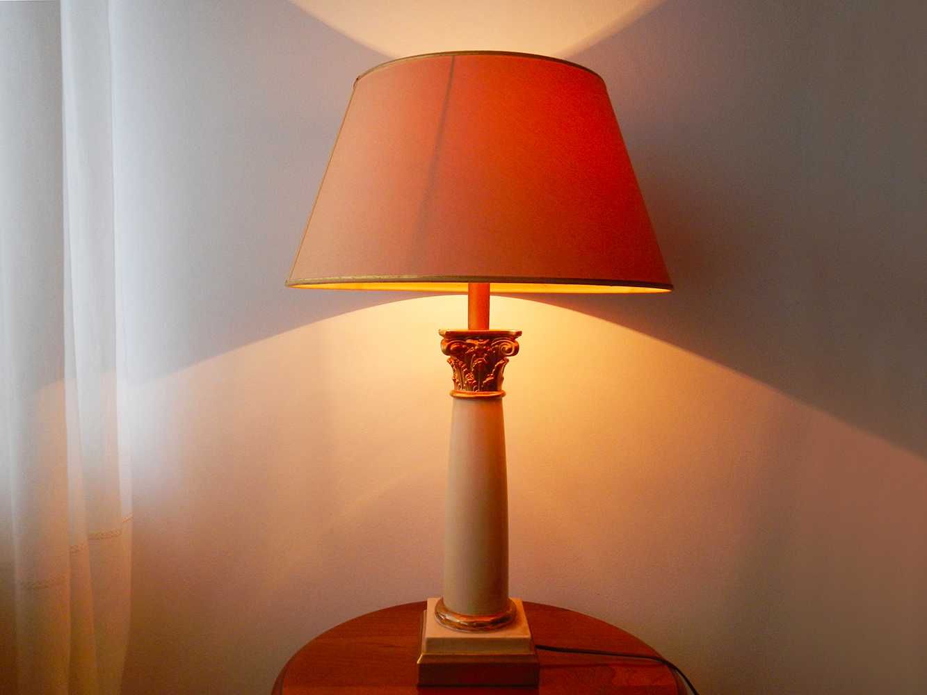Elegante candeeiro de mesa Le Dauphin