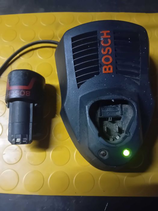 Carregador de Baterias Bosch com bateria