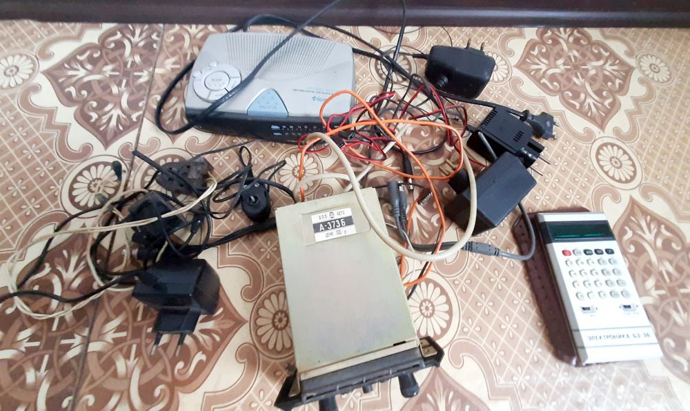 Автомагнітола стара та зарядки