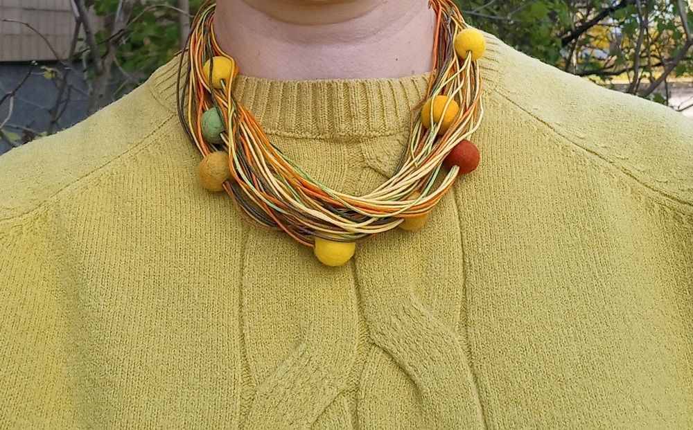 Намисто з бавовняного шнура і валяних з вовни намистин