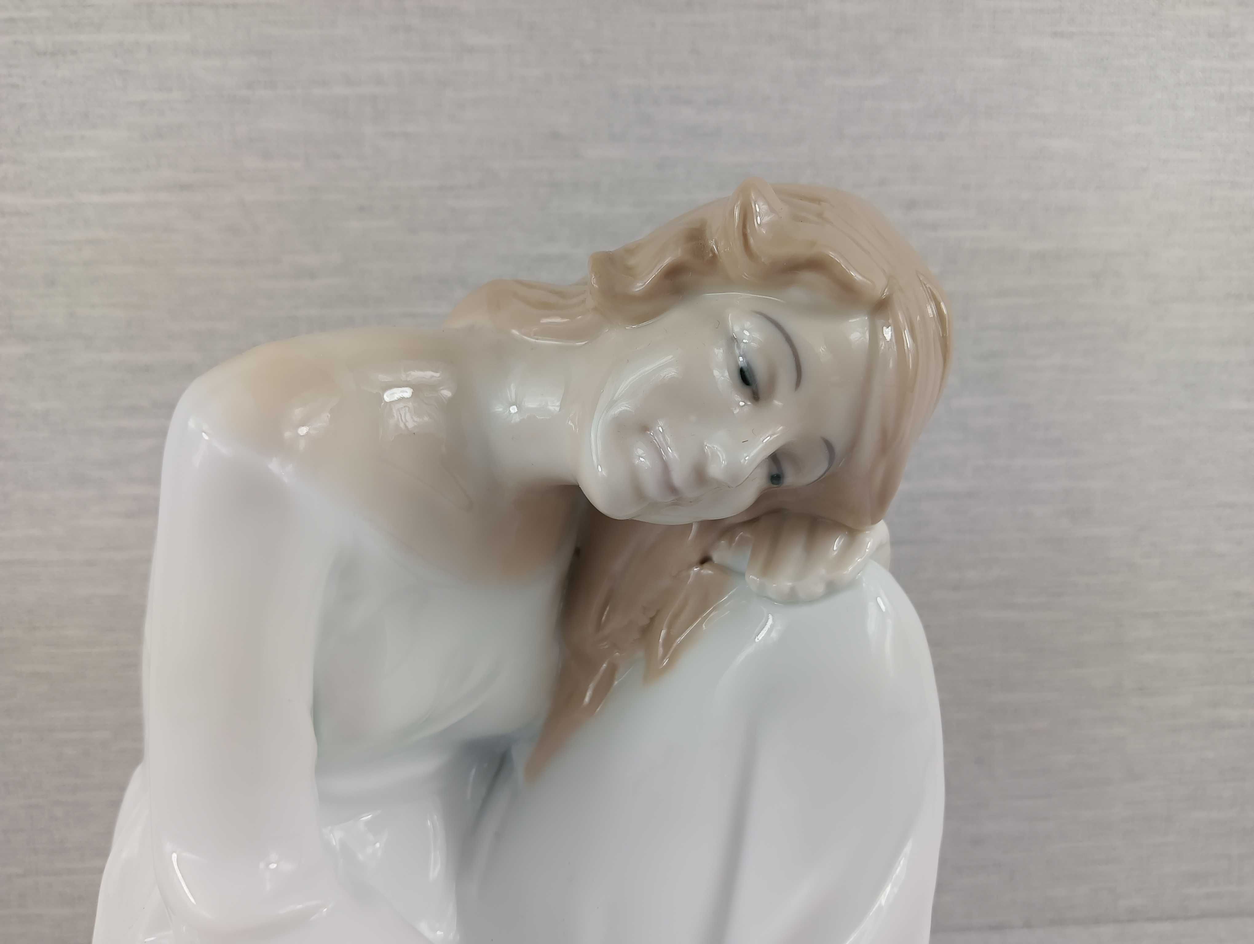 Duża porcelanowa figurka kobiety w zamyśleniu Home art +design