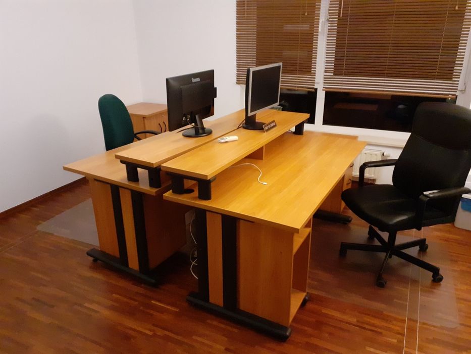 Biurko solidne z nadstawka i metalowymi nogami