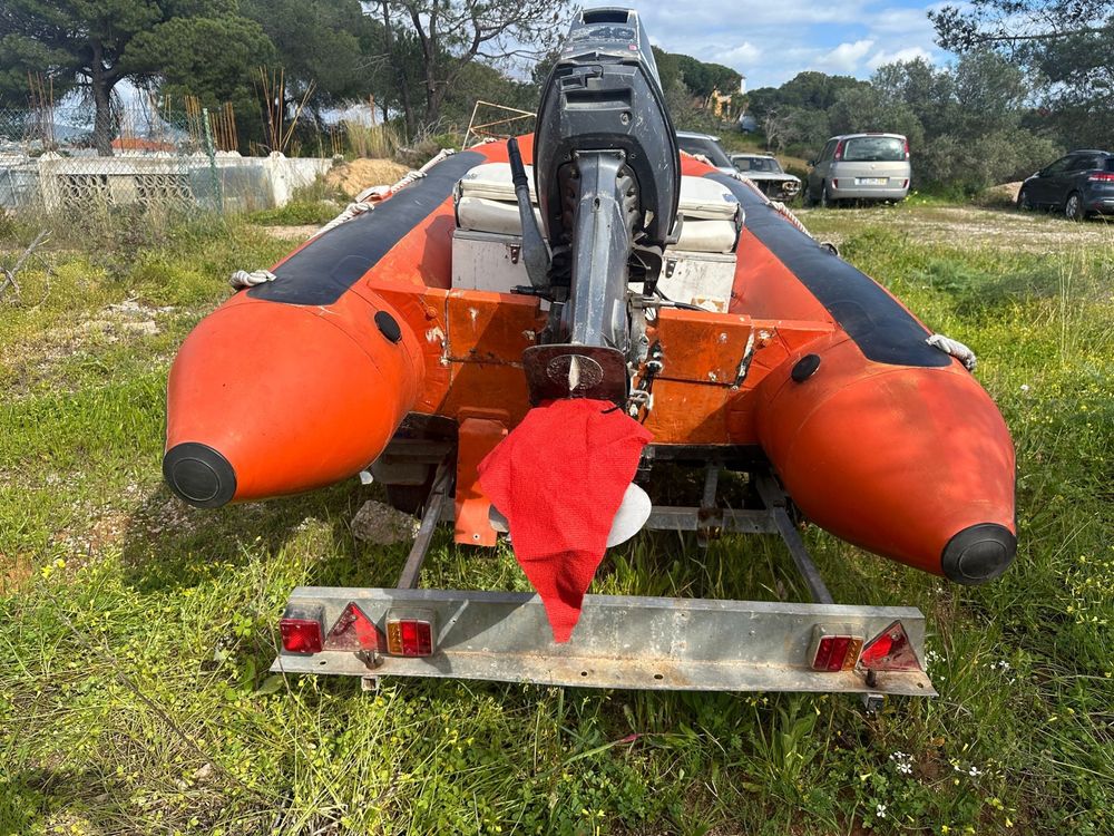 Barco com reboque