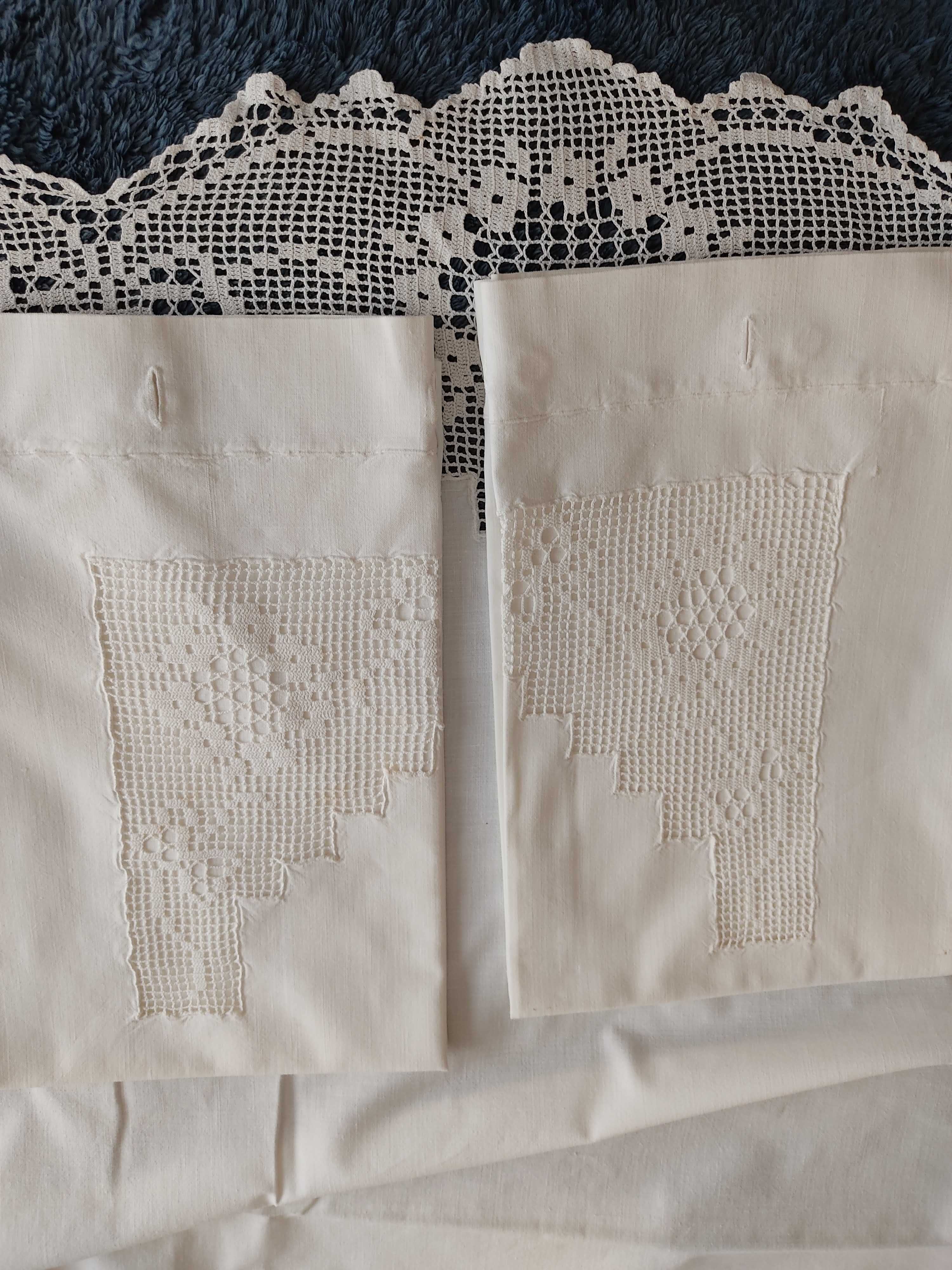 Lençóis antigos com renda bordada à mão