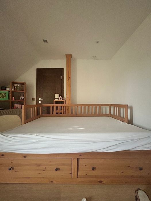 Drewniane łóżko z dwoma szufladami Ikea