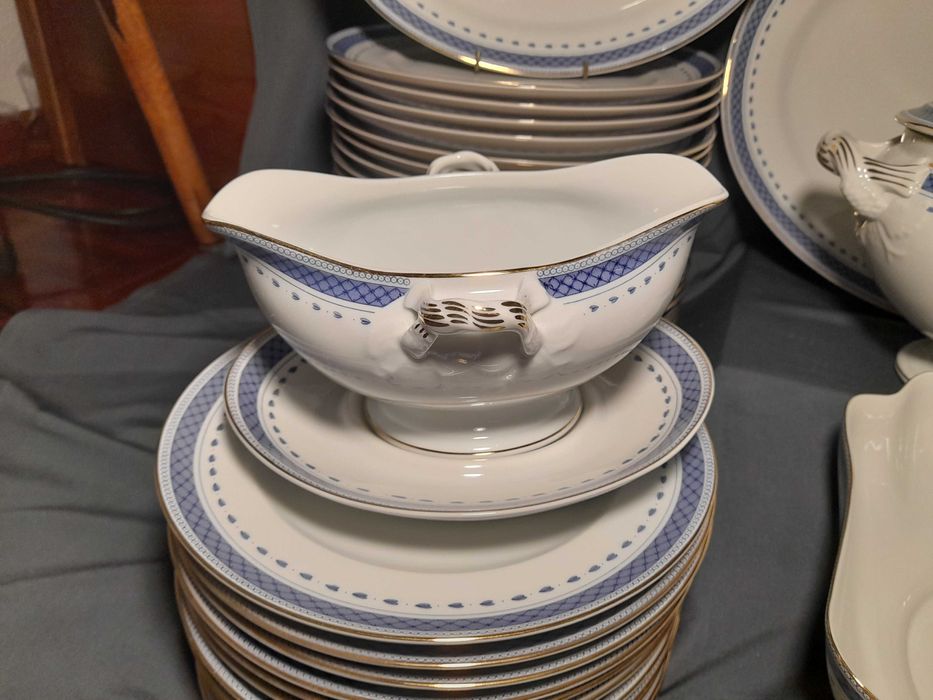 Pratos Vista Alegre, travessas, terrina - Serviço Cozinha Velha