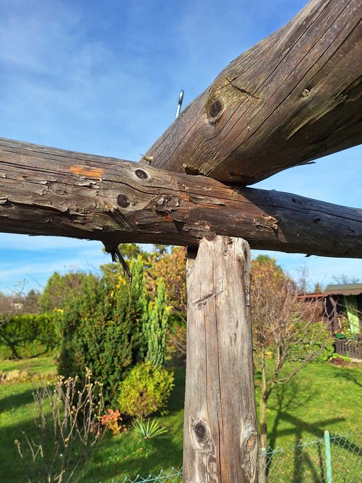Sprzedam stelaż drewnianej wiaty z bocznymi zasłonami.
