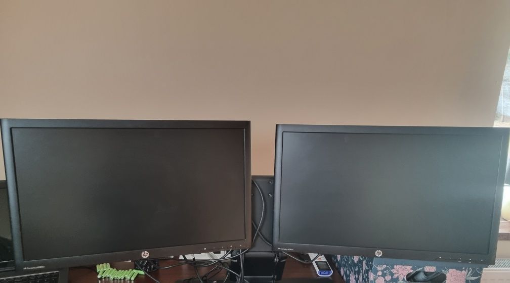 Monitory HP z podstawą