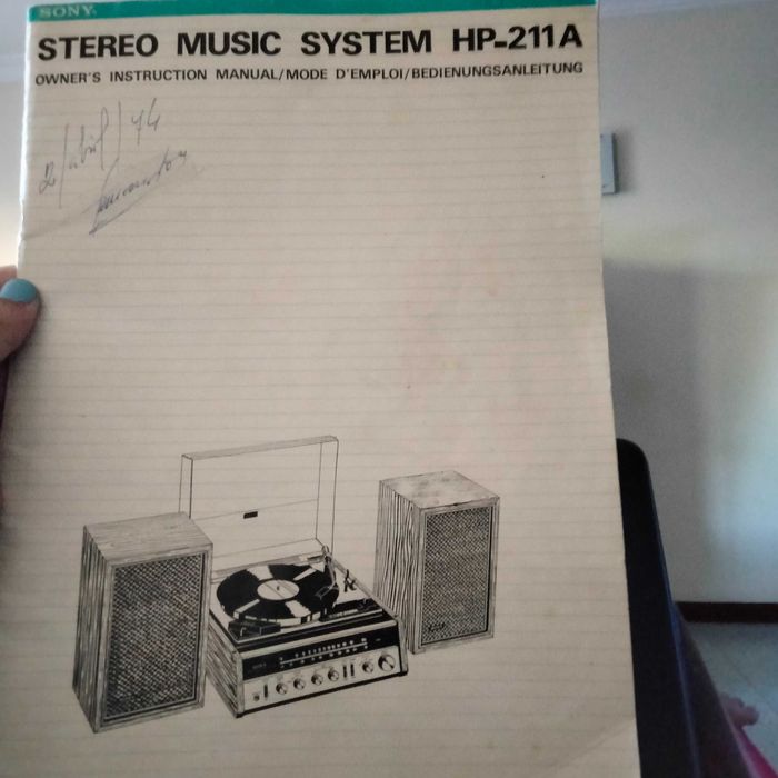 Rádio e Gira Discos Sony com duas colunas