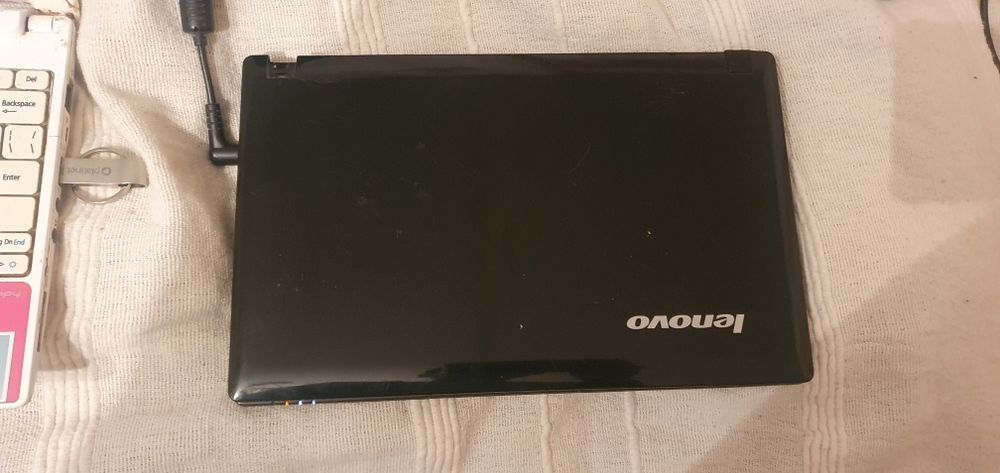 2 нетбуки Lenovo Idealpad S10-3 та Acer Aspire One Happy